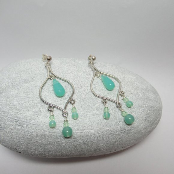 Uranium glass bead chandelier earrings - Picture 4 of 10